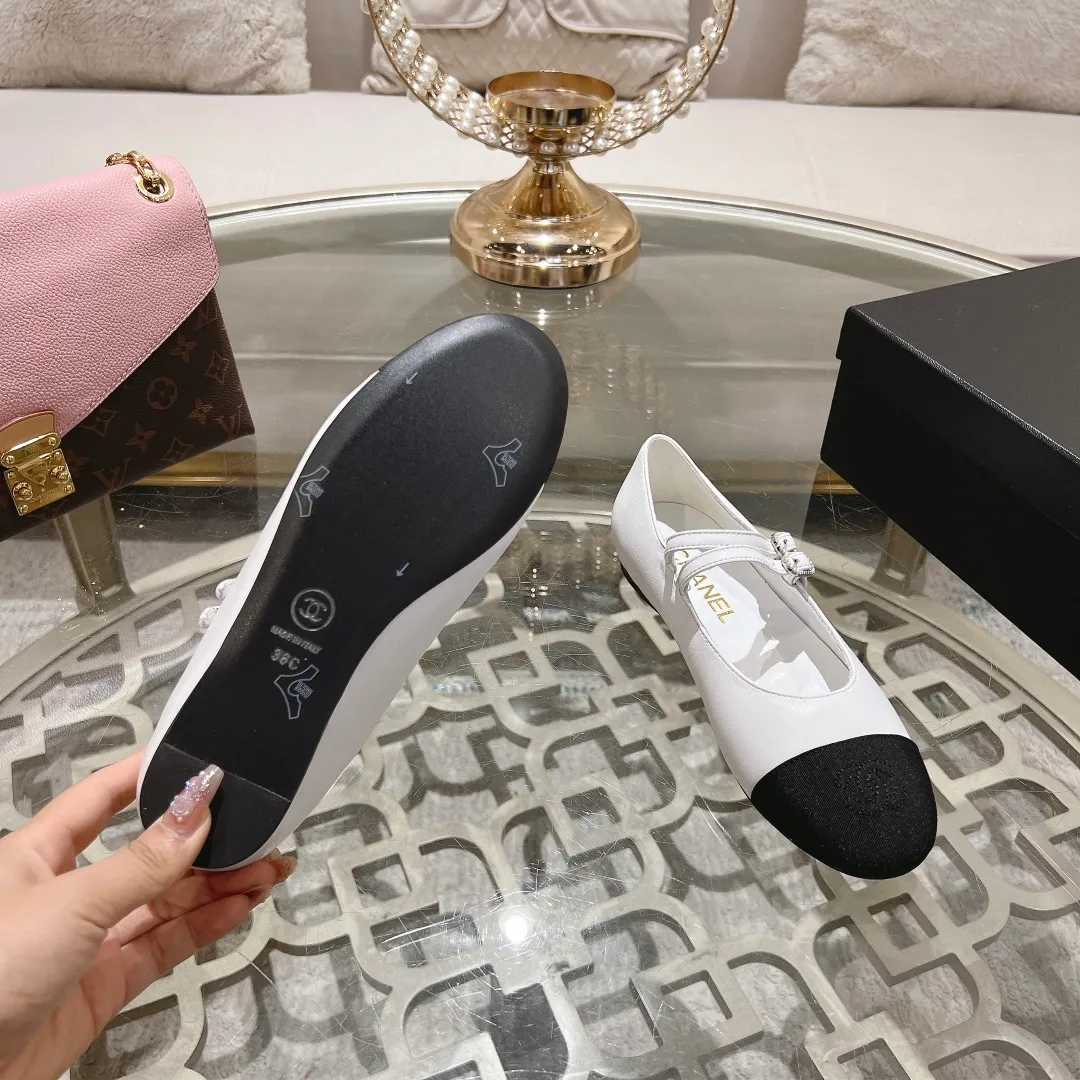 👟👟Ex-factory price 520👟👟 Women's Shoes Factory 𝐂𝐇𝐀𝐍𝐄𝐋 | Xiaoxiang 2025 Mary Jane Shoes Macaron Series ❤️ 2025 Spring and Summer New Xiaoxiang Mary Jane Shoes Series New〰 🍬 A must in the fashion circle, the matching will demonstrate meticulous minimalism Classic elements that will never fade away 💋 Show unique dressing style and it’s too beautiful to say anything. A must-have for summer... Upper: Sheepskin Lining: Sheepskin Outsole: Genuine leather sole Shoe size: 35-41 (40 and 41 customizations are non-refundable) Heel height: 1.5cm/6cm